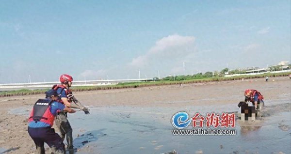 富灯网 一女子厦门海边捡花蛤，陷入滩涂淤泥无法动弹