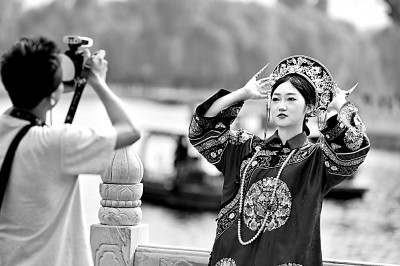 万隆优配  来到各大景区，随处可见身着古装进行旅拍的年轻人；热门旅游目的地专业旅拍团队的档期需提前数月预订；2023年全国旅拍相关企业注册量同比增长272.06%，2024年再增22.2%——旅拍缘何那么火